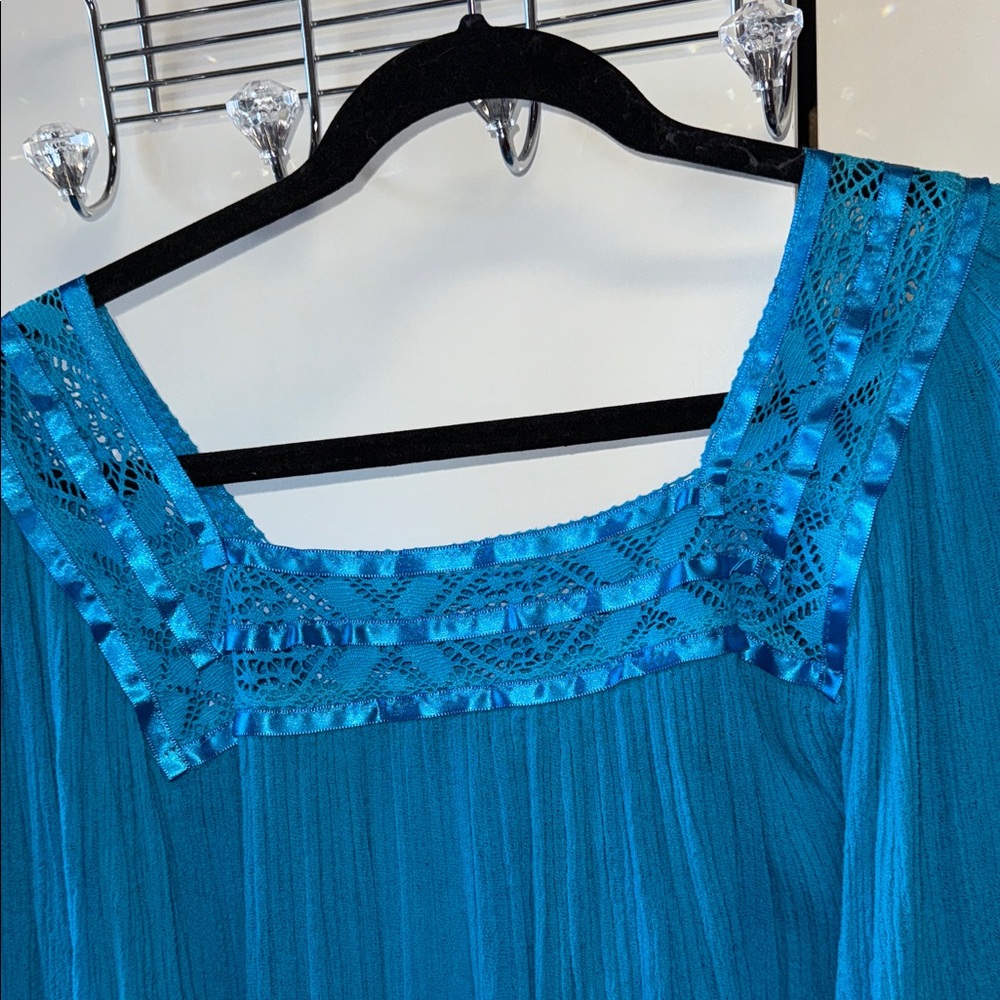 Chic Teal Women's Blouse with Lace Accents - Picture 5 of 5